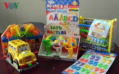 Nhiều sản phẩm đồ chơi của Việt Nam được sản xuất từ nhựa nguyên sinh, an toàn cho trẻ em, được nhiều phụ huynh chọn mua.