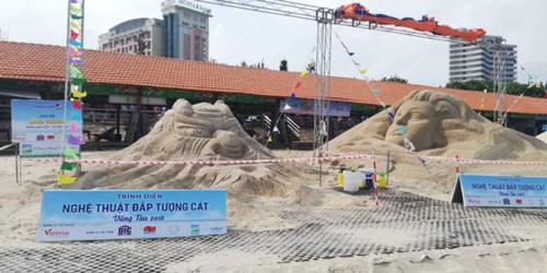 Trình diễn đắp tượng cát đang được các nghệ sĩ tích cực chuẩn bị nhằm phục vụ dịp lễ 2-9 tại Bà Rịa - Vùng Tàu Ảnh: NGỌC GIANG