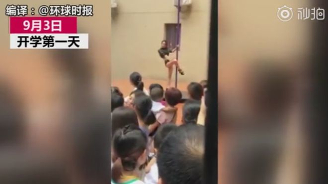     Tiết mục múa cột phản cảm trong chương trình văn nghệ khai giảng của trường mầm non ở Trung Quốc. (Ảnh: BBC)  