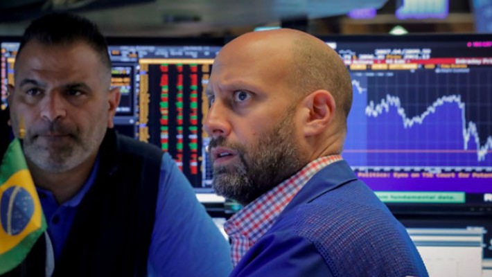 Các nhà giao dịch cổ phiếu trên sàn NYSE ở New York, Mỹ. Ảnh: Reuters.