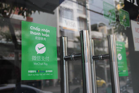 Nhiều cửa hàng ở Nha Trang chấp nhận du khách thanh toán hàng hóa, dịch vụ bằng WeChat Pay. Ảnh: Kỳ Nam