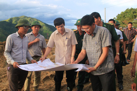 Chủ tịch UBND tỉnh Thanh Hóa Nguyễn Đình Xứng (áo sáng, đứng giữa) lên khu vực sạt lở chỉ đạo các đơn vị nhanh chóng sửa chữa sớm thông đường 15C để tiếp cận huyện Mường Lát