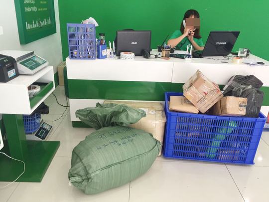 Quầy giao dịch của một doanh nghiệp giao hàng nhanh tại Hà Nội