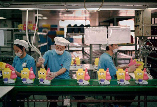 Công nhân làm việc trong nhà máy sản xuất đồ chơi ở Trung Quốc Ảnh: BUZZFEED