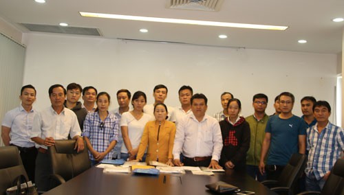 Các nạn nhân đến Báo Người Lao Động tố cáo Công ty Youko Ảnh: GIANG NAM