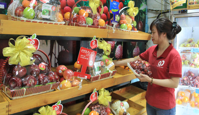 Nhân viên cửa hàng hoa quả 'Luôn tươi sạch' kiểm tra trái cây trong quá trình bày bán. Ảnh: Lê Nam