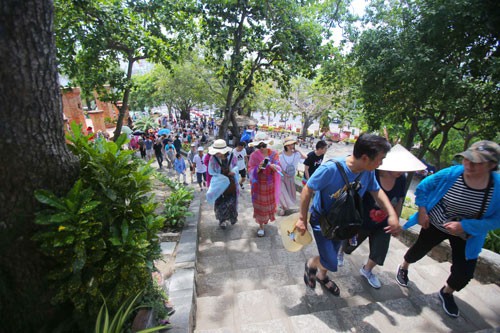 Rất đông du khách tham quan Tháp bà Ponagar Nha Trang. Ảnh: HOÀNG TRIỀU