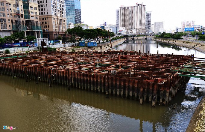 Cống Bến Nghé nằm đầu kênh Tàu Hủ - Bến Nghé giáp với sông Sài Gòn (quận 1, quận 4) cũng trong hoàn cảnh 