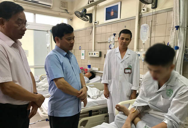      Ông Quý cùng lãnh đạo sở Y tế Hà Nội thăm nạn nhân Lễ hội âm nhạc Trip to the moon 2018. (Ảnh: ANTĐ)  