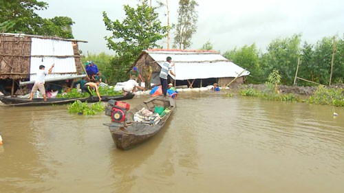 Nhiều tuyến đê bao ở huyện Tháp Mười (tỉnh Đồng Tháp) quá mong manh vì nước lũ bên ngoài cao hơn bên trong mặt ruộng đến gần 2 m