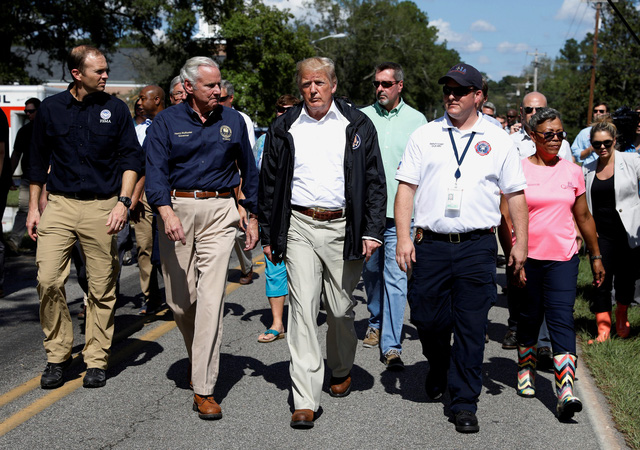 Tổng thống Trump ngày 19/9 đã tới hai bang Bắc Carolina và Nam Carolina để thị sát tình hình và thăm hỏi người dân sau khi bão Florence tàn phá khu vực này vào tuần trước.