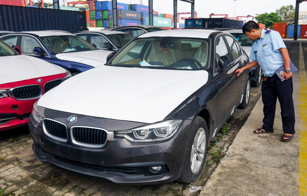 Các xe BMW nằm lại cảng gồm đầy đủ các dòng X6, X5, X1, 750 Li, 740 Li, 730 Li, 520i, 320i... Một số xe để ngoài trời, có mưa nên được rửa tự nhiên nên nhìn còn khá mới.
