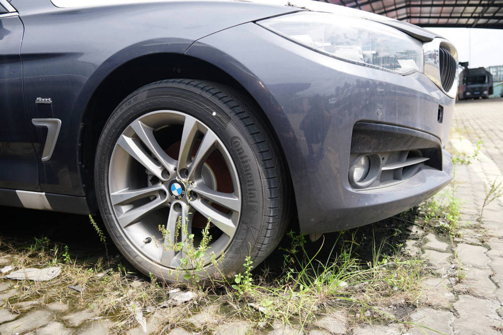 Lốp xe dạng run-flat sau hai năm chỉ xuống hơi nhẹ, nước sơn vành cũng chưa ảnh hưởng nhiều.