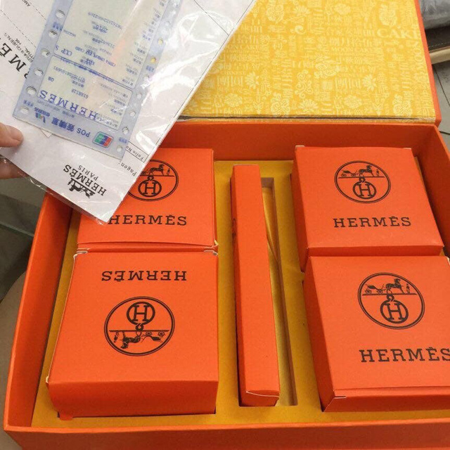 Hộp bánh trung thu hiệu Hermes có đầy đủ bill. (Ảnh: Hồng Vân)