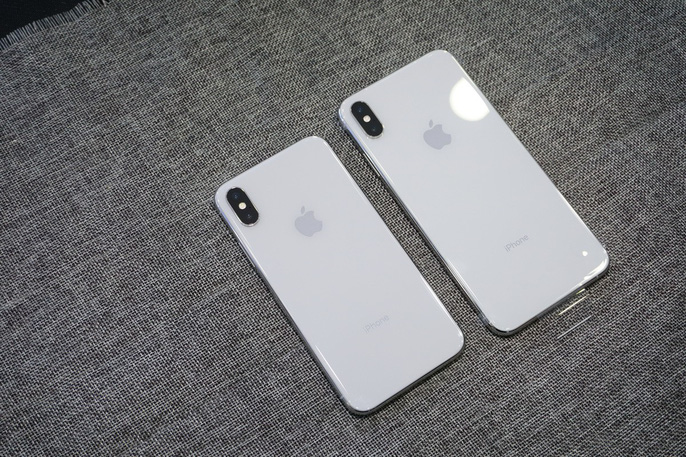 iPhone XS MAX màu trắng bên cạnh iPhone X màu trắng được ra mắt vào năm ngoái