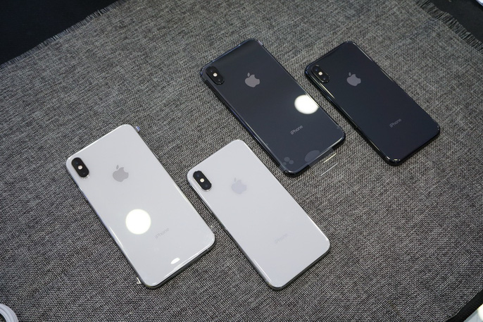 iPhone XS MAX màu đen và trắng bên cạnh 2 chiếc iPhone X 