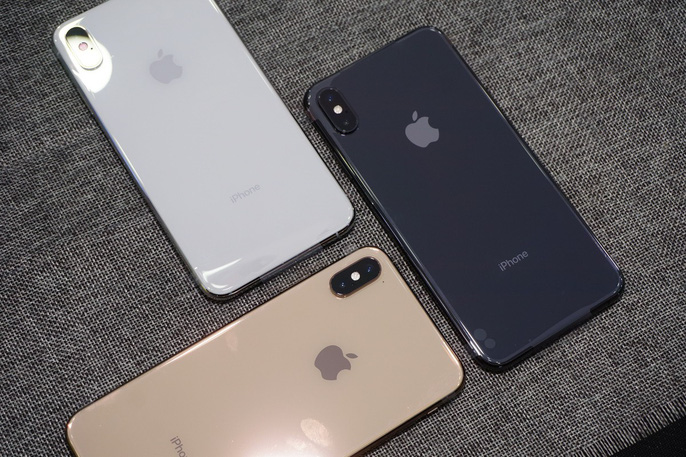 3 chiếc iPhone XS MAX với 3 màu là đen, trắng và vàng gold nằm cạnh nhau