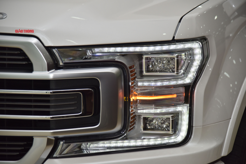 Cụm đèn pha LED trên Ford F-150