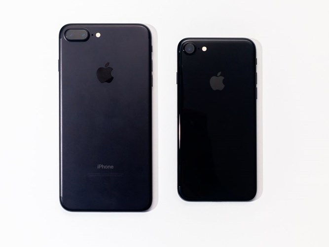   iPhone 7 nhẹ hơn và mỏng hơn so với iPhone mới.