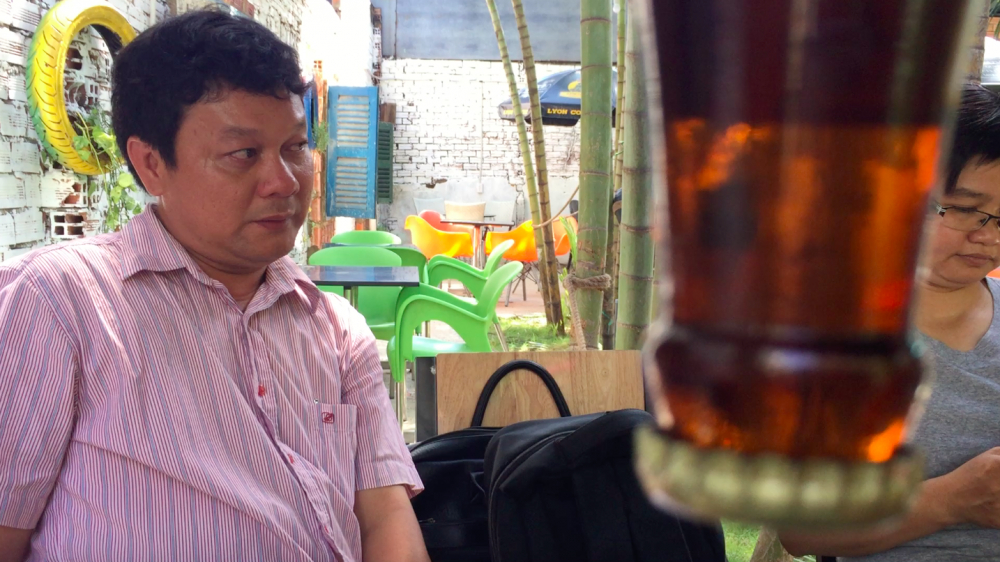 Ông Nguyễn Phương Du và chai bia (dốc ngược vẫn còn nguyên nắp, không bị rỉ nước) tại buổi làm việc với SABECO sáng 26/9.