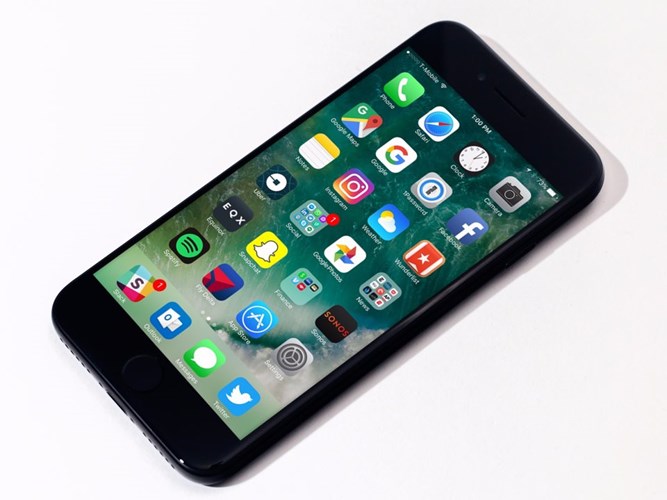   iPhone 7 có nút home và Touch ID, tuy nhiên một số người có thể thích Face ID trên iPhone mới hơn.