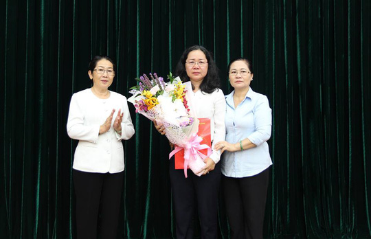 Phó Bí thư Thành ủy TP HCM Võ Thị Dung trao quyết định cho bà Thái Thị Bích Liên