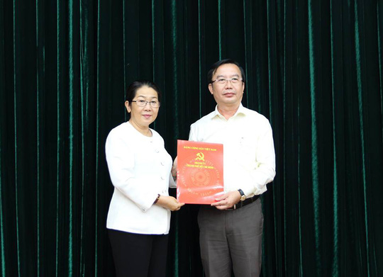 Phó Bí thư Thành ủy TP HCM Võ Thị Dung trao quyết định cho ông Trần Thế Thuận