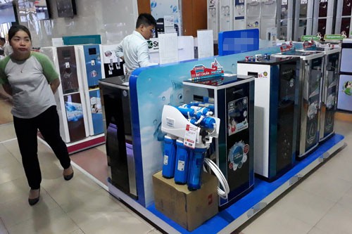 Máy lọc nước được bày bán tại một trung tâm thương mại Ảnh: TẤN THẠNH