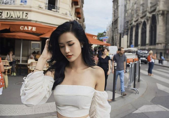 Hiện tại, Đông Nhi đang là một trong những ca sĩ trẻ có số lượng fan hâm mộ nhiều nhất Việt Nam. Fanpage chính thức của cô có tới hơn 8 triệu người yêu thích, trong khi tài khoản instagram cũng có hơn 1 triệu người theo dõi.