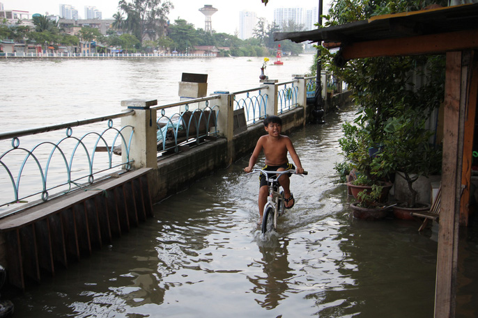 Theo ghi nhận tại khu vực bờ kè Thanh Đa (thuộc phường 25 và 26, quận Bình Thạnh), nước bắt đầu tràn vào từ lúc 16 giờ.