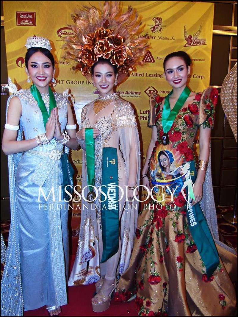 Từ trái qua, thí sinh Thái Lan, Phương Khánh và thí sinh Philippines nhận huy chương trang phục đẹp nhất khu vực châu Á