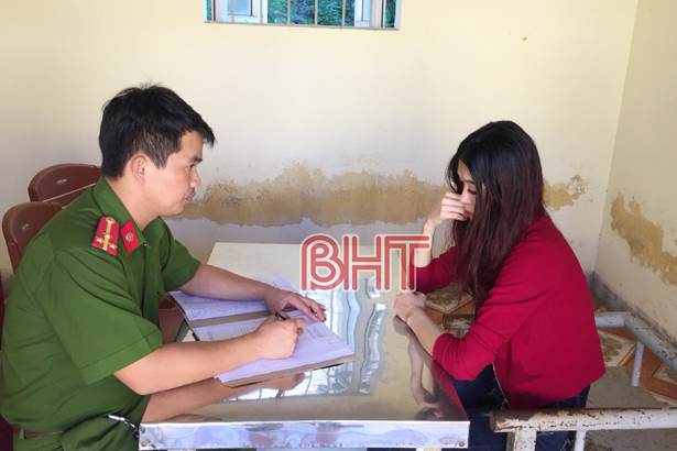 Cảnh sát điều tra làm việc với Lê Thị Hà Phương    