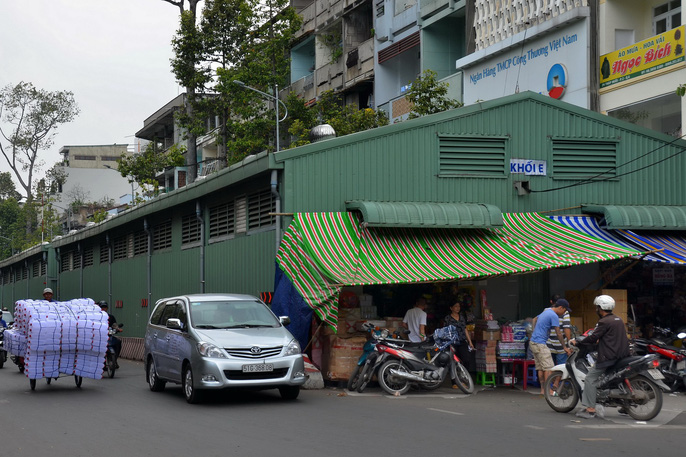 Khi chợ Bình Tây đóng cửa sửa chữa, tiểu thương phải dọn ra chợ tạm phía ngoài để kinh doanh nhưng việc buôn bán gặp khá nhiều khó khăn do nơi bán mới chật chội, nóng nực. Ảnh: Tấn Thạnh    