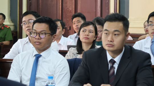 Ông Jerry Lim (phải), CEO Grab Việt Nam tham gia tố tụng    