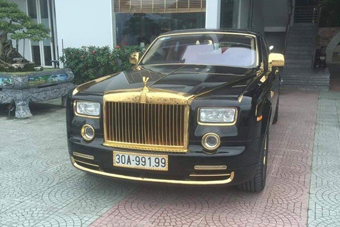 Siêu xe sang Rolls-Royce Phantom rồng vàng.  