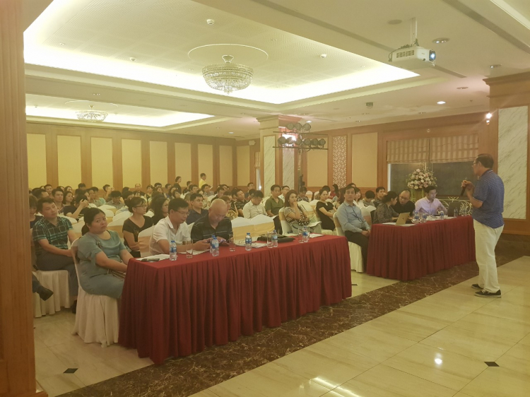 Một buổi họp của đại diện cư dân D'capitale liên quan đến dự án chung cư hạng sang của Tân Hoàng Minh  