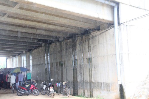 Nhiều cây cầu trên tuyến cao tốc Đà Nẵng - Quảng Ngãi qua địa phận tỉnh Quảng Nam bị thấm nước Ảnh: QUANG VINH    