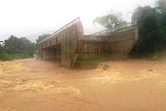 Cây cầu vô tác dụng khi mưa lũ bao vây xã Kim Tiến đầu năm 2018 vừa qua    