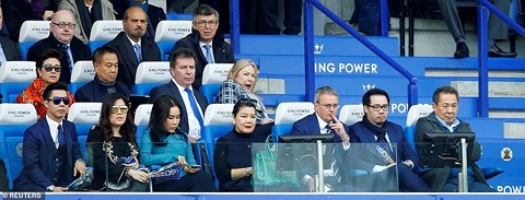 Tỷ phú Thái Lan Vichai Srivaddhanaprabha (ngoài cùng bên phải) cùng gia đình theo dõi một trận đấu của Leicester trên sân King Power.