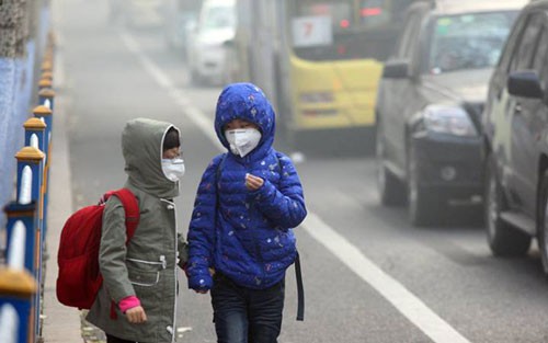 93% số trẻ em dưới 15 tuổi trên toàn cầu (tức 1,8 tỉ em) đang hít thở bầu không khí độc hại. Ảnh: CHINA FOTO PRESS