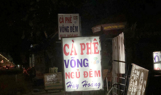 Một quán võng đêm giá 10.000 đồng cạnh chợ Đầu mối Nông sản Thực phẩm Thủ Đức, quận Thủ Đức, TP HCM lúc 3 giờ sáng - Ảnh: Lê Phong.    