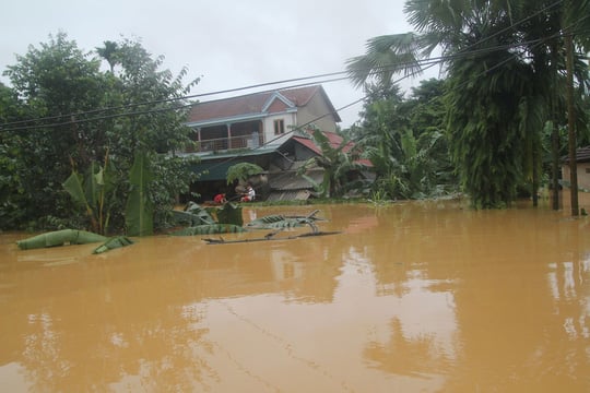 Nhiều nơi ở huyện Hương Khê, tỉnh Hà Tĩnh ngập nặng trong một lần thủy điện xả lũ Ảnh: ĐỨC NGỌC    