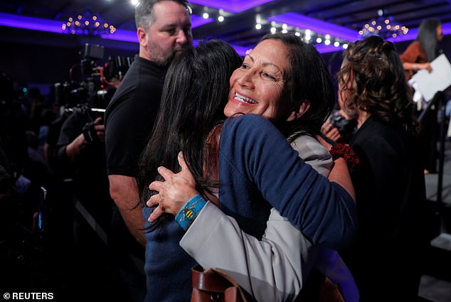 Ứng cử viên Quốc hội Mỹ Deb Haaland ôm một người ủng hộ sau khi thắng trong cuộc bầu cử giữa nhiệm kỳ ở Albuquerque, New Mexico vào ngày 6/11  