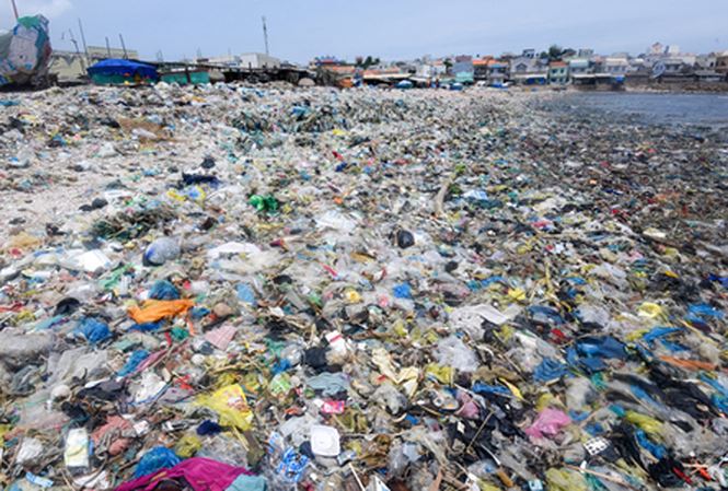 Một bãi biển dài cả km toàn rác và rác ở xã Chí Công, huyện Tuy Phong, tỉnh Bình Thuận (cách Phan Thiết khoảng 80 km)