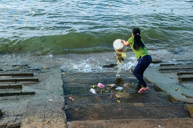 Dân hồn nhiên đổ rác ra biển ở xã Bình Châu, tỉnh Quảng Ngãi (8/2018)