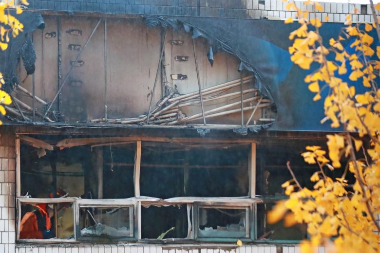 Ngọn lửa sau khi được dập tắt ở khu nhà thuộc trung tâm Seoul sáng 9/11. (Ảnh: EPA-EPE).