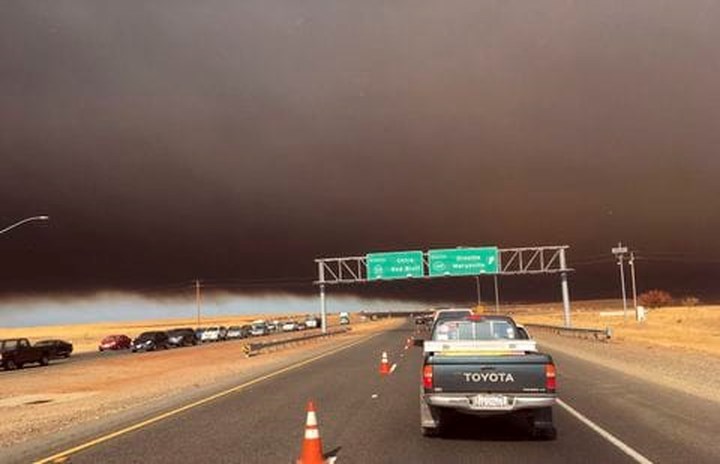 Cả một bầu trời bị bao phủ bởi khói đen từ đám cháy ở Camp Fire, thị trấn Paradise, hạt Butte, phía Bắc thủ phủ Sacramento của bang California, nhìn từ đường cao tốc 99 gần Marysville. (Ảnh: AP)