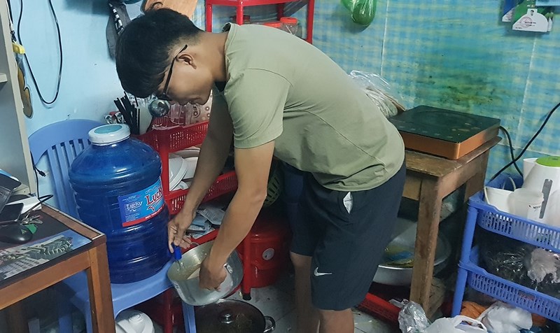 Thiếu nước, nhiều người dân Đà Nẵng phải dùng nước đóng chai để sinh hoạt. Ảnh: HH