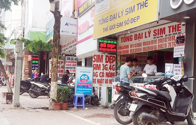 Các cửa hàng kinh doanh SIM số hiện tại đang bán dè dặt các loại SIM của nhà mạng Vietnamobile nhằm chờ tăng giá tốt nhất.
