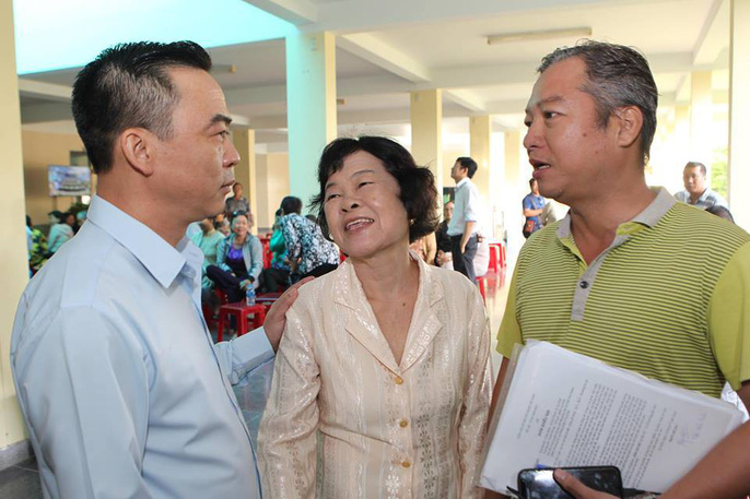Trưởng Ban Tiếp công dân trung ương Nguyễn Hồng Điệp (bìa trái) thăm hỏi người dân